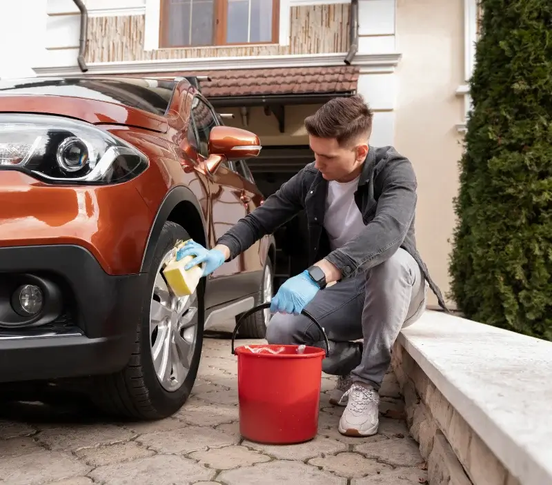 Lavage auto à domicile Les Bessons : professionnel intervenant sur un véhicule